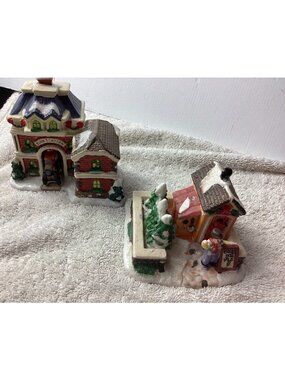 Cobblestone Corners 2004 Christmas Village Fire Station & Tree Lot Figurines